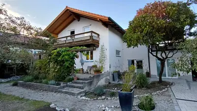 Ein Garten an der Unterkunft Ferienwohnung Schmidmayer