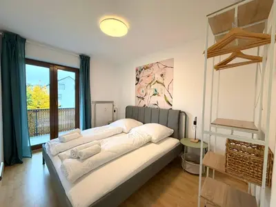 Ein Bett oder Betten in einem Zimmer der Unterkunft Perfekt für 4-6! Küche Garage S-Bahnhof Flughafen