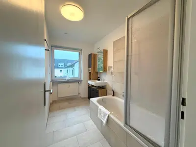 Ein Badezimmer in der Unterkunft Perfekt für 4-6! Küche Garage S-Bahnhof Flughafen