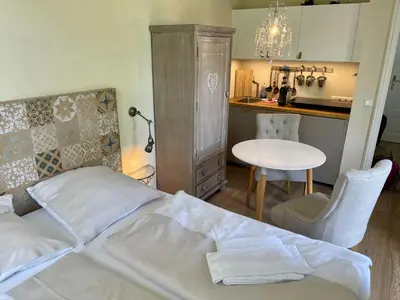 Ein Bett oder Betten in einem Zimmer der Unterkunft ciao-aschau Haus Burg Studio-Apartment101