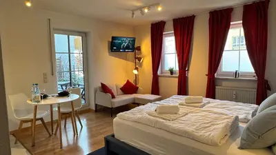 Ein Bett oder Betten in einem Zimmer der Unterkunft DUTTI'S HOME - Wohlfühl-Studio, Küche, Stellplatz, Self-Check-In, Garten