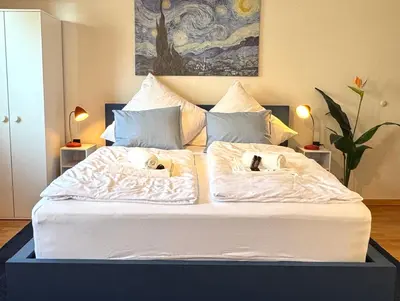 Ein Bett oder Betten in einem Zimmer der Unterkunft DUTTI'S HOME - Wohlfühl-Studio, Küche, Stellplatz, Self-Check-In, Garten