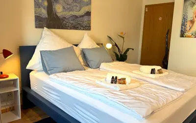 Ein Bett oder Betten in einem Zimmer der Unterkunft DUTTI'S HOME - Wohlfühl-Studio, Küche, Stellplatz, Self-Check-In, Garten