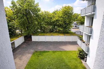 Ein Garten an der Unterkunft Quiet & Modern Studio near Tram & River Lech