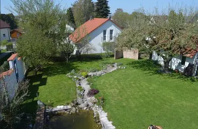 Ein Garten an der Unterkunft Delfinia