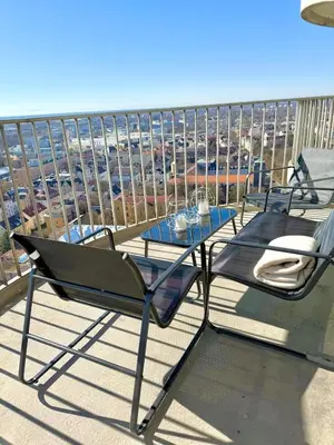 Ein Balkon oder eine Terrasse in der Unterkunft Charmantes Appartement im 25 OG mit Aussicht und 60 Zoll TV