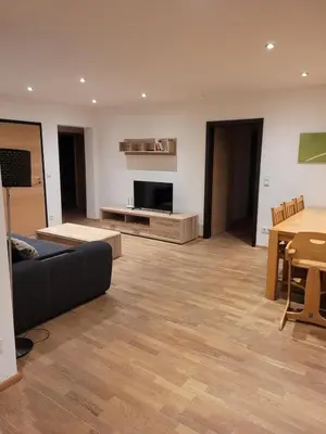 Ein Sitzbereich in der Unterkunft Ferienwohnung Harpfing