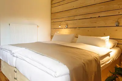 Ein Bett oder Betten in einem Zimmer der Unterkunft RamsAu-das Gasthaus
