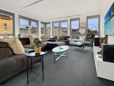 Ein Sitzbereich in der Unterkunft Zentrale Ferienwohnung in München 6 Schlafzimmer, 16 Gäste