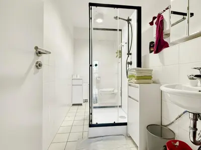 Ein Badezimmer in der Unterkunft Zentrale Ferienwohnung in München 6 Schlafzimmer, 16 Gäste