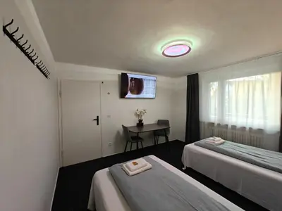 Ein Bett oder Betten in einem Zimmer der Unterkunft Modern Apartments Neuburg 29 - NEU - 2 Zimmer - 4 Separate Betten, Komfort, Top Ausgestattet, Smart TV, Wi-Fi