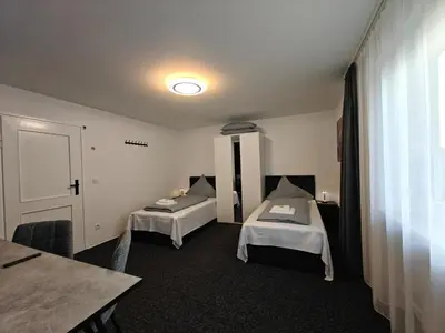 Ein Bett oder Betten in einem Zimmer der Unterkunft Modern Apartments Neuburg 29 - NEU - 2 Zimmer - 4 Separate Betten, Komfort, Top Ausgestattet, Smart TV, Wi-Fi