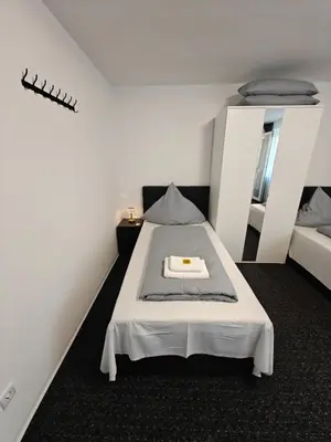 Ein Bett oder Betten in einem Zimmer der Unterkunft Modern Apartments Neuburg 29 - NEU - 2 Zimmer - 4 Separate Betten, Komfort, Top Ausgestattet, Smart TV, Wi-Fi
