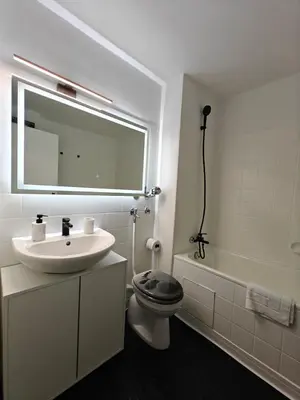 Ein Badezimmer in der Unterkunft Modern Apartments Neuburg 29 - NEU - 2 Zimmer - 4 Separate Betten, Komfort, Top Ausgestattet, Smart TV, Wi-Fi