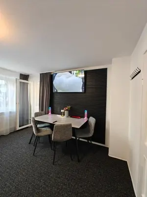 Ein Sitzbereich in der Unterkunft Modern Apartments Neuburg 29 - NEU - 2 Zimmer - 4 Separate Betten, Komfort, Top Ausgestattet, Smart TV, Wi-Fi