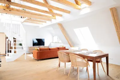 TV/Unterhaltungsangebot in der Unterkunft Modernes Maisonette-Apartment mit Terrasse I Augsburg City