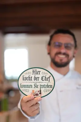 Ein Zertifikat, Auszeichnung, Logo oder anderes Dokument, das in der Unterkunft Gasthof am Schloss ausgestellt ist
