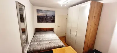 Ein Bett oder Betten in einem Zimmer der Unterkunft Gemütliches Zimmer mit eigenem Bad nahe Pfanzeltplatz