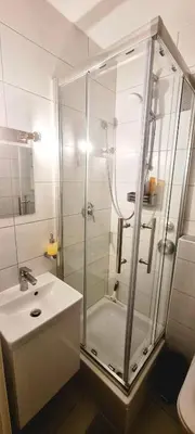 Ein Badezimmer in der Unterkunft Gemütliches Zimmer mit eigenem Bad nahe Pfanzeltplatz