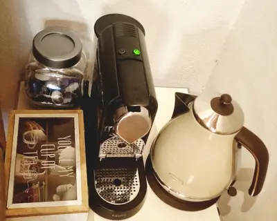 Kaffee-/Teezubehör in der Unterkunft Gemütliches Zimmer mit eigenem Bad nahe Pfanzeltplatz