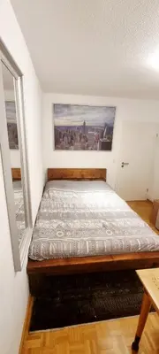 Ein Bett oder Betten in einem Zimmer der Unterkunft Gemütliches Zimmer mit eigenem Bad nahe Pfanzeltplatz