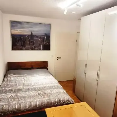Gemütliches Zimmer mit eigenem Bad nahe Pfanzeltplatz