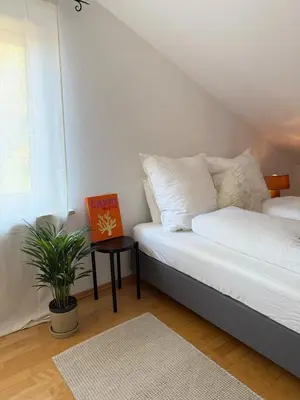 Ein Bett oder Betten in einem Zimmer der Unterkunft Soleils Living I See & Berge I Starnberger See