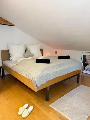Ein Bett oder Betten in einem Zimmer der Unterkunft Soleils Living I See & Berge I Starnberger See