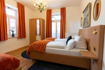 Ein Bett oder Betten in einem Zimmer der Unterkunft Höllental heritage house - Bergblick - 4