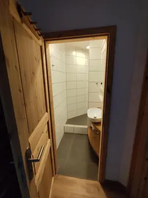 Ein Badezimmer in der Unterkunft FeWo Pfaffenhofen-Ortsteil Blick ins Grüne
