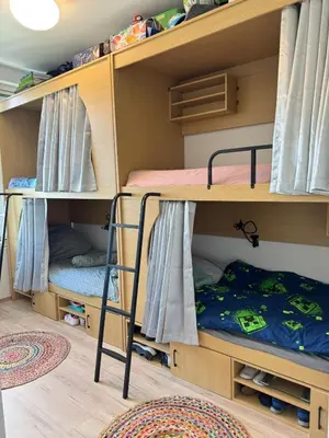Ein Etagenbett oder Etagenbetten in einem Zimmer der Unterkunft AECOspires CoWorkStel