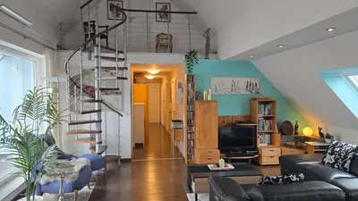 Ein Sitzbereich in der Unterkunft Filou - Maisonette City & HBF nah und Wertach-Park vor der Tür