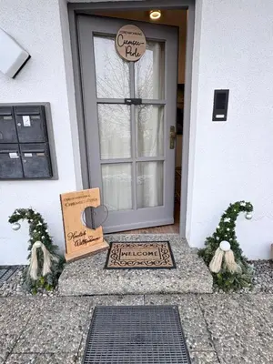 Eine Fassade oder ein Eingang zu Chiemsee-Perle, stylisches Luxus-Appartement