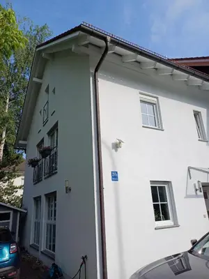 Das Gebäude in dem sich das Ferienhaus befindet