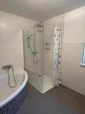 Ein Badezimmer in der Unterkunft Helles, geräumiges Haus in München-Solln