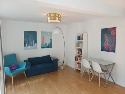 Ein Sitzbereich in der Unterkunft Helles, geräumiges Haus in München-Solln