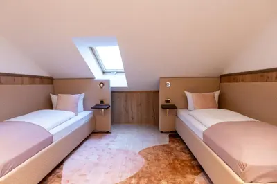 Ein Bett oder Betten in einem Zimmer der Unterkunft Höllental heritage House - BergPANORAMA - 5