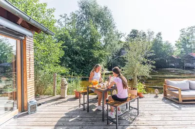 Ein Balkon oder eine Terrasse in der Unterkunft Baumhaushotel Oberbayern