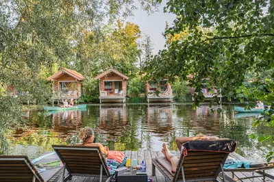 Blick auf einen Fluss in der Nähe des Hotels