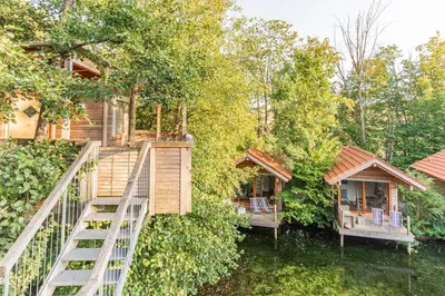 Ein Garten an der Unterkunft Baumhaushotel Oberbayern