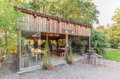 Ein Garten an der Unterkunft Baumhaushotel Oberbayern
