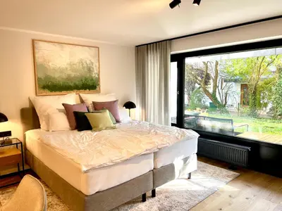 Ein Bett oder Betten in einem Zimmer der Unterkunft Pittino Gartensuite 02 in zweiter Seereihe Ammersee
