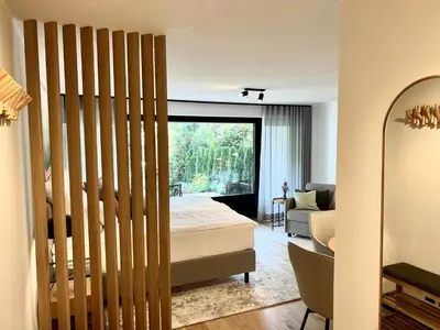 Ein Sitzbereich in der Unterkunft Pittino Gartensuite 02 in zweiter Seereihe Ammersee