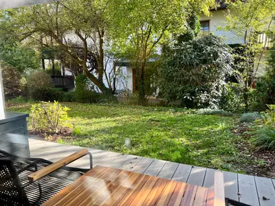 Ein Garten an der Unterkunft Pittino Gartensuite 02 in zweiter Seereihe Ammersee