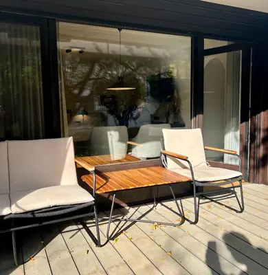 Ein Sitzbereich in der Unterkunft Pittino Gartensuite 03 in zweiter Seereihe Ammersee