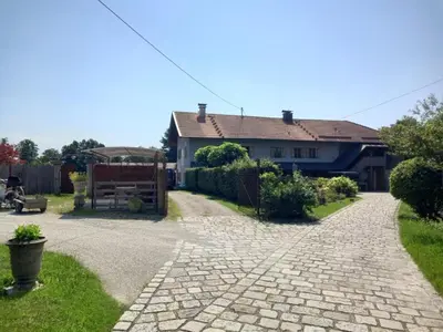 Ein Garten an der Unterkunft NEU! Ferienwohnung Design 1 Wasserburger Land