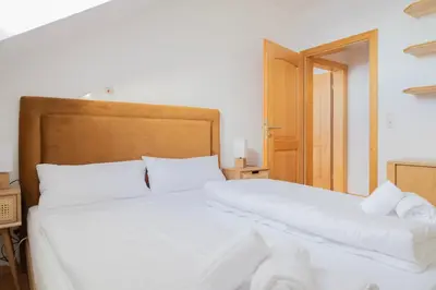 Ein Bett oder Betten in einem Zimmer der Unterkunft ღLiboria I Aidling Panorama Stilvolles Ferienhaus mit Bergblick