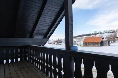 Ein Balkon oder eine Terrasse in der Unterkunft ღLiboria I Aidling Panorama Stilvolles Ferienhaus mit Bergblick
