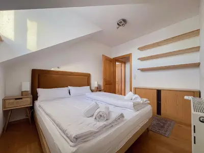 Ein Bett oder Betten in einem Zimmer der Unterkunft ღLiboria I Aidling Panorama Stilvolles Ferienhaus mit Bergblick