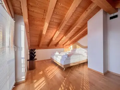 Ein Bett oder Betten in einem Zimmer der Unterkunft ღLiboria I Ferienhaus Riegsee-Hagen Helles Domizil für Gruppen